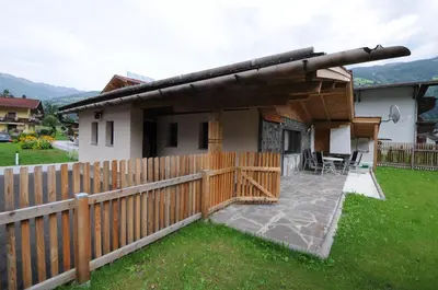 Das Gebäude in dem sich das Ferienhaus befindet