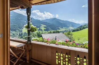 Ein allgemeiner Bergblick oder ein Berglick von des Bauernhofs aus