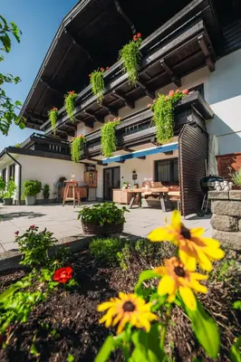 Ein Garten an der Unterkunft Pension Vier Jahreszeiten