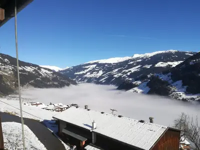 Ein allgemeiner Bergblick oder ein Berglick von des Ferienhauses aus