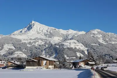 Ein allgemeiner Bergblick oder ein Berglick von des Chalets aus