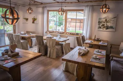 Ein Restaurant oder anderes Speiselokal in der Unterkunft Flora - Das kleine Gartenhotel