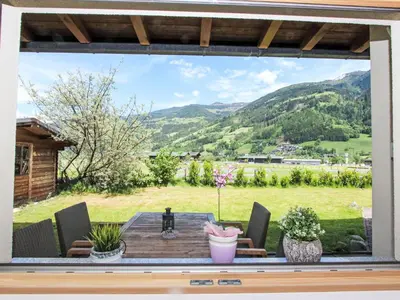 Ein allgemeiner Bergblick oder ein Berglick von der Ferienwohnung aus