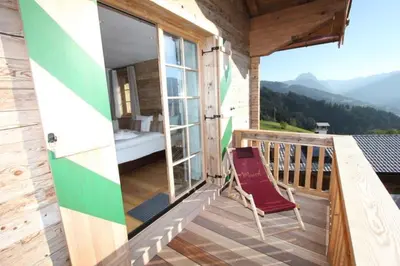 Ein allgemeiner Bergblick oder ein Berglick von des Aparthotels aus