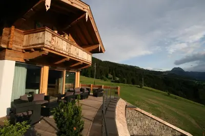 Ein allgemeiner Bergblick oder ein Berglick von des Aparthotels aus