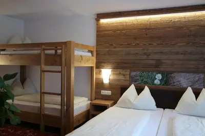 Ein Bett oder Betten in einem Zimmer der Unterkunft Hotel Apart Garni Heisenhof