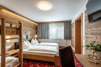 Ein Bett oder Betten in einem Zimmer der Unterkunft Hotel Apart Garni Heisenhof