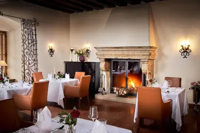 Ein Sitzbereich in der Unterkunft Hotel Schloss Mittersill