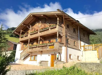 Das Gebäude in dem sich das Ferienhaus befindet