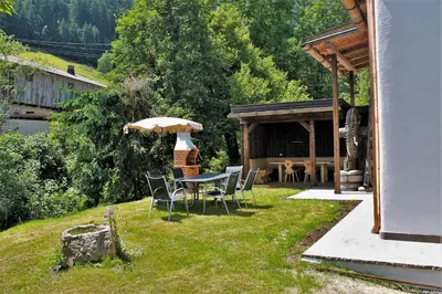 Ein Garten an der Unterkunft Chalet Alte Mühle