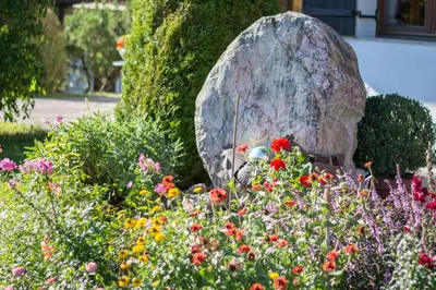 Ein Garten an der Unterkunft Pension Landhaus Gasteiger