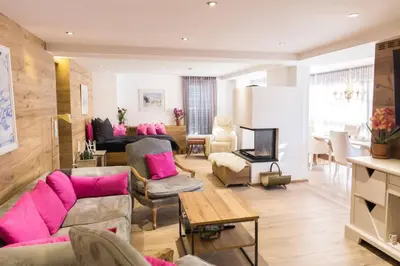 Ein Sitzbereich in der Unterkunft Trendguide Suites by Alpine Host Helpers