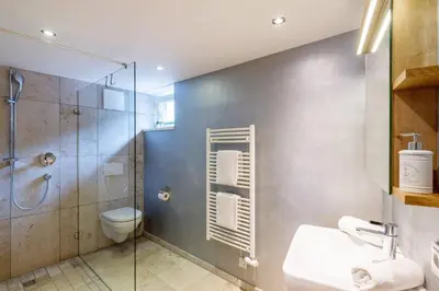 Ein Badezimmer in der Unterkunft Trendguide Suites by Alpine Host Helpers