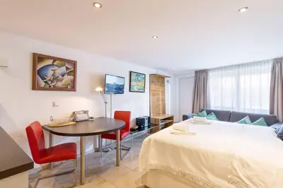 Ein Bett oder Betten in einem Zimmer der Unterkunft Trendguide Suites by Alpine Host Helpers