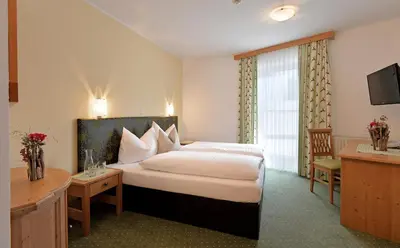 Ein Bett oder Betten in einem Zimmer der Unterkunft Hotel Tiroler Stuben