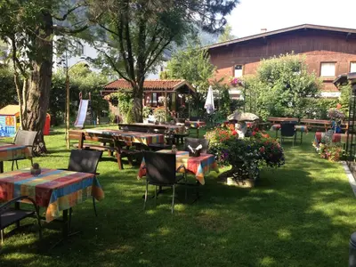 Ein Garten an der Unterkunft Hotel Tiroler Stuben