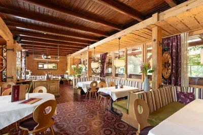 Ein Restaurant oder anderes Speiselokal in der Unterkunft Hotel Tiroler Stuben