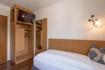 Ein Bett oder Betten in einem Zimmer der Unterkunft Hotel Tiroler Stuben