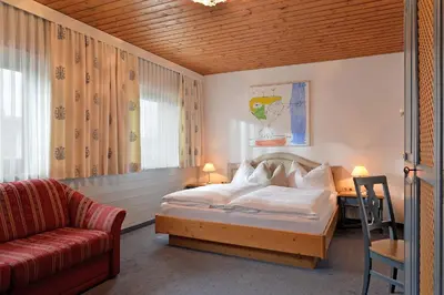 Ein Bett oder Betten in einem Zimmer der Unterkunft Hotel Tiroler Stuben