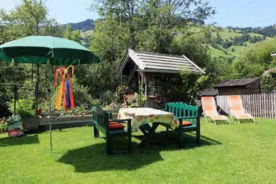 Ein Garten an der Unterkunft Ferienwohnungen Max Schermer