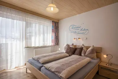 Ein Bett oder Betten in einem Zimmer der Unterkunft Haus Enzian