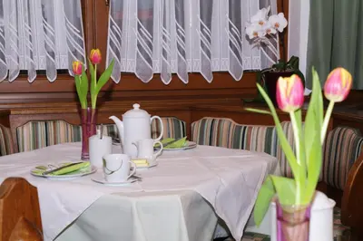 Ein Restaurant oder anderes Speiselokal in der Unterkunft Haus Enzian