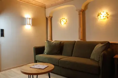 Ein Sitzbereich in der Unterkunft Hotel Alexander