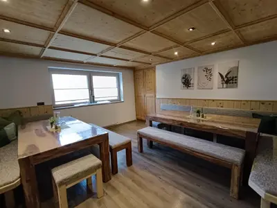 Ein Sitzbereich in der Unterkunft Appartement Catrin mit Sauna und E-Ladestation