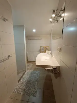 Ein Badezimmer in der Unterkunft Appartement Catrin mit Sauna und E-Ladestation