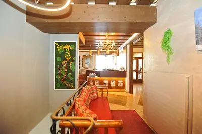 Ein Sitzbereich in der Unterkunft Ski in Ski out Hotel Unterellmau