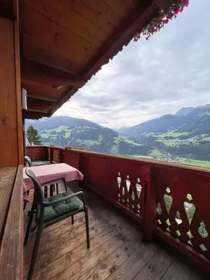 Ein allgemeiner Bergblick oder ein Berglick von der Ferienwohnung aus