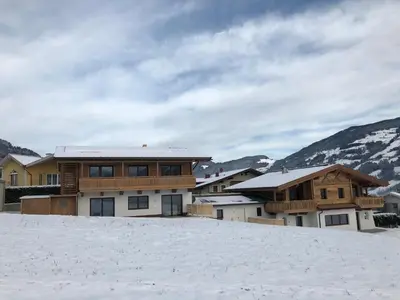 Ein allgemeiner Bergblick oder ein Berglick von des Chalets aus