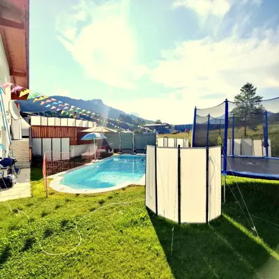 Der Swimmingpool an oder in der Nähe von Ferienwohnungen Raffler