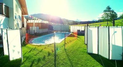 Der Swimmingpool an oder in der Nähe von Ferienwohnungen Raffler