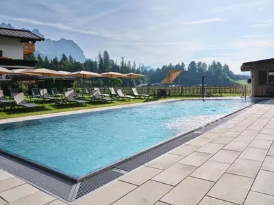 Der Swimmingpool an oder in der Nähe von Hotel Blattlhof