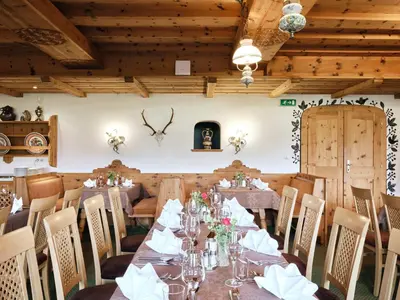Ein Restaurant oder anderes Speiselokal in der Unterkunft Hotel Blattlhof