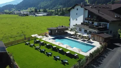 Der Swimmingpool an oder in der Nähe von Hotel Blattlhof