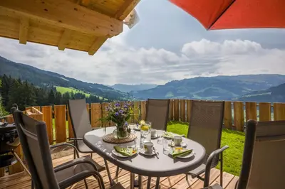 Ein allgemeiner Bergblick oder ein Berglick von des Chalets aus