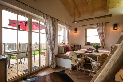 Ein Sitzbereich in der Unterkunft Reiterbauer Chalets & Ferienwohnungen