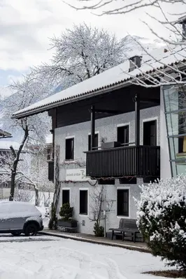Das Gebäude in dem sich die Pension befindet