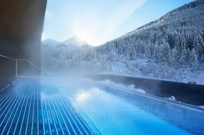 Der Swimmingpool an oder in der Nähe von Almhof Family und Wellness Resort