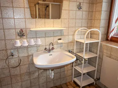 Ein Badezimmer in der Unterkunft Apartment Fichtenblick App- 2 by Interhome