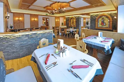 Ein Restaurant oder anderes Speiselokal in der Unterkunft Hotel Birkenhof