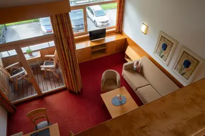 Ein Sitzbereich in der Unterkunft Aparthotel Schindlhaus/Alpin