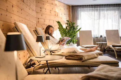 Ein Sitzbereich in der Unterkunft Hotel Sonnegg