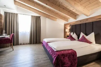 Ein Bett oder Betten in einem Zimmer der Unterkunft Hotel Sonnegg