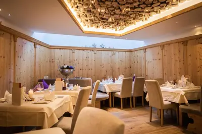 Ein Restaurant oder anderes Speiselokal in der Unterkunft Hotel Sonnegg