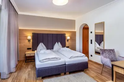 Ein Bett oder Betten in einem Zimmer der Unterkunft Hotel Sonnegg