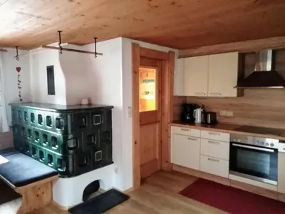 Küche/Küchenzeile in der Unterkunft Wörglerhof's Hüttenapartments mit Kachelofen Farm Stay