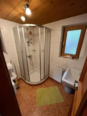 Ein Badezimmer in der Unterkunft Wörglerhof's Hüttenapartments mit Kachelofen Farm Stay